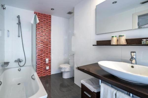 Hotel Spa La Central - Adults Only Maçanet de Cabrenys Dış mekan fotoğraf